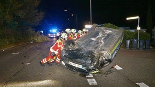 Die Freiwillige Feuerwehr richtete das Polizeiauto wieder auf.