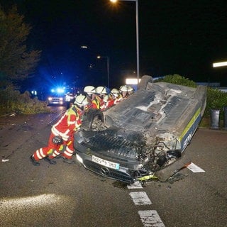 Die Freiwillige Feuerwehr richtete das Polizeiauto wieder auf.