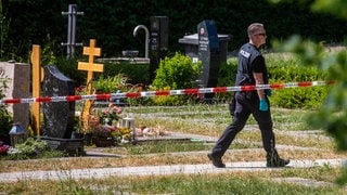 Polizei nach Handgranatenwurf auf dem Friedhof in Altbach im Kreis Esslingen