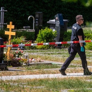 Polizei nach Handgranatenwurf auf dem Friedhof in Altbach im Kreis Esslingen