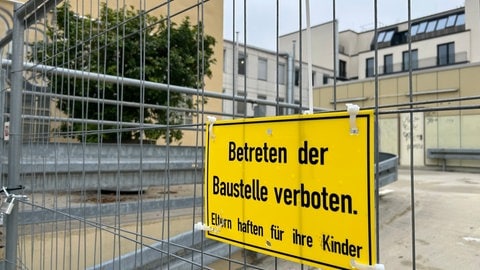 Die Palmen und Olivenbäume auf dem Parkdeck hat niemand je zu Gesicht bekommen. 