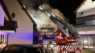 Löscharbeiten bei einem Großbrand in Herrenberg-Gültstein 