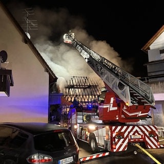 Löscharbeiten bei einem Großbrand in Herrenberg-Gültstein 