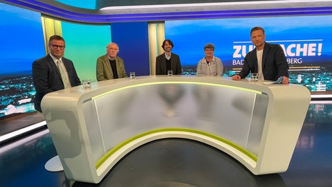 Die Gäste der SWR-Sendung "Zur Sache Baden-Württemberg" sitzen mit Moderator Florian Weber am Tisch im Studio. 