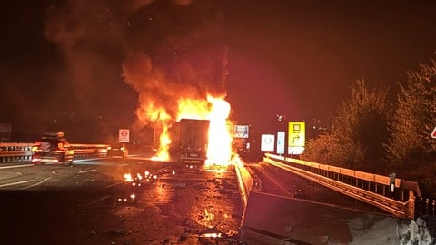 Ein Lkw steht auf der A8 in Flammen.