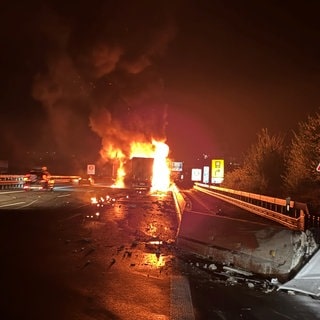 Ein Lkw steht auf der A8 in Flammen.