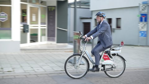 Oberbürgermeister Michael Makurath (Parteilos) ist zu Beginn selbst öfter mit dem Regiorad gefahren. 