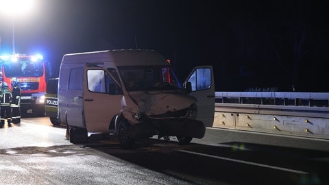 Auf der A8 in Richtung Stuttgart steht bei Kirchheim unter teck ein zerbeulter, weißer Sprinter auf der Fahrbahn. Mit ihm soll ein 50-Jähriger in ein Stauende geknallt sein.