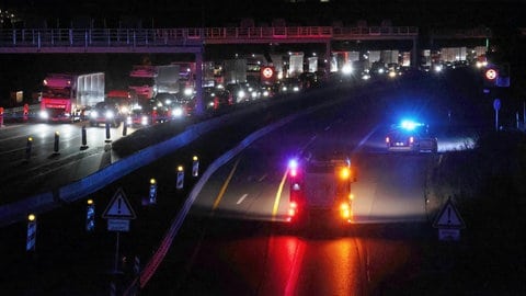 Drei Mal staute sich am Montag und in der Nacht auf Dienstag der Verkehr vor dem Engelbergtunnel. Der Grund war ein Baufahrzeug, das Fehlalarme der Brandmeldeanlage provozierte.