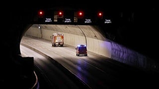 Drei Mal rückte die Feuerwehr in der Nacht auf Dienstag zum Engelbergtunnel der A81 bei Leonberg aus. Der Tunnel war gesperrt. Grund war ein Baufahrzeug, das Fehlalarme der Brandmeldeanlage provozierte.