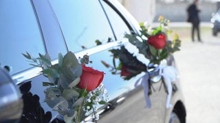 Autokorsos mit Blockaden und Lärm gehören nicht zu einer traditionellen türkischen Hochzeit, sagt eine Hochzeitsplanerin aus dem Raum Stuttgart. Trotzdem wird wegen eines Korsos oft die Polizei gerufen. Auf dem Bild ist ein mit Blumen geschmücktes Auto zu sehen.