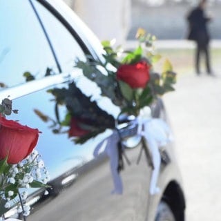 Autokorsos mit Blockaden und Lärm gehören nicht zu einer traditionellen türkischen Hochzeit, sagt eine Hochzeitsplanerin aus dem Raum Stuttgart. Trotzdem wird wegen eines Korsos oft die Polizei gerufen. Auf dem Bild ist ein mit Blumen geschmücktes Auto zu sehen.