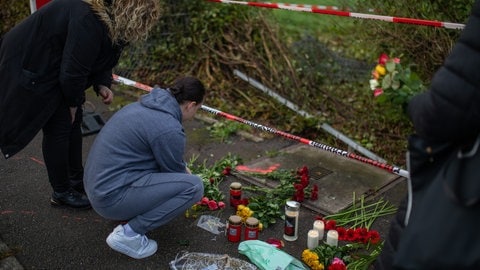 Nach einem Unfall mit drei Toten in Esslingen, legen Trauernde Blumen und Kerzen an der Unfallstelle nieder. Eine Fußgängerin und ihre kleinen Söhne wurden in Esslingen-Weil von einem Auto erfasst, alle drei starben noch am Unfallort.