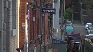 In einer Wohnung verbunden mit einer Kneipe in Stuttgart-Heslach hat die Polizei die Leiche einer Frau hinter einer Wand entdeckt.