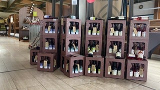 Der Edeka Südwest hat seit kurzem Wein in 0,75-Liter Mehrwegflaschen im Sortiment. Dahinter steht die Genossenschaft Wein-Mehrweg. Sie haben es sich zur Aufgabe gemacht die Wein in Mehrwegflaschen in die Supermärkte zu bringen.