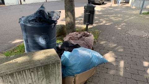 Auch die öffentlichen Mülleimer in den Städten im Kreis Göppingen quellen regelmäßig über mit wildem Müll.