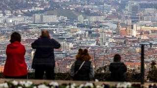 Menschen blicken von einer Anhöhe auf die Stuttgarter Innenstadt - dort fühlen sich die Menschen am wenigsten sicher in der Stadt.