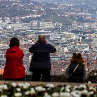 Menschen blicken von einer Anhöhe auf die Stuttgarter Innenstadt - dort fühlen sich die Menschen am wenigsten sicher in der Stadt.