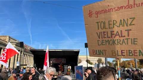 Rund 500 Menschen sind bei der Demo gegen Rechts im Oktober in Stuttgart auf dem Schlossplatz. 