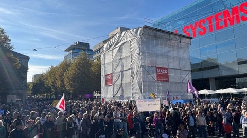 Rund 500 Menschen sind bei der Demo gegen Rechts im Oktober in Stuttgart auf dem Schlossplatz. 