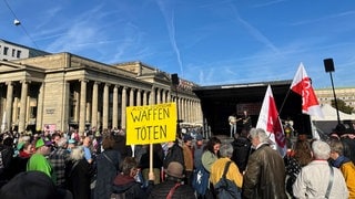 Rund 500 Menschen sind bei der Demo gegen Rechts im Oktober in Stuttgart auf dem Schlossplatz. 