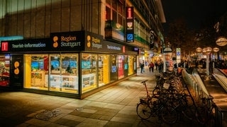 Bei der langen Einkaufsnacht "Stuttgart leuchtet" erscheint die Innenstadt in bunten Farben. Die Tourist-Information nimmt das Event zum Anlass den Verkauf der ErlebnisCard 2025 zu starten.