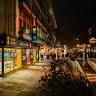 Bei der langen Einkaufsnacht "Stuttgart leuchtet" erscheint die Innenstadt in bunten Farben. Die Tourist-Information nimmt das Event zum Anlass den Verkauf der ErlebnisCard 2025 zu starten.