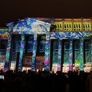 Der Königsbau erleuchtet in bunten Farben und Formen. Die lange EInkaufsnacht steht unter dem Motto "Stuttgart leuchtet".