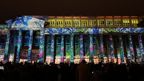 Der Königsbau erleuchtete in bunten Farben und Formen. Die lange Einkaufsnacht stand unter dem Motto "Stuttgart leuchtet".