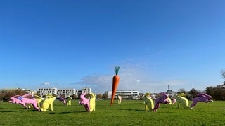 Die Kunstinstallation "Sitz- und Flitzhasen" im Scharnhauser Park in Ostfildern.