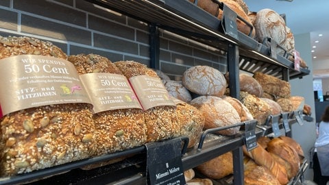 Das Möhrenbrot in der Auslage der Bäckerei.