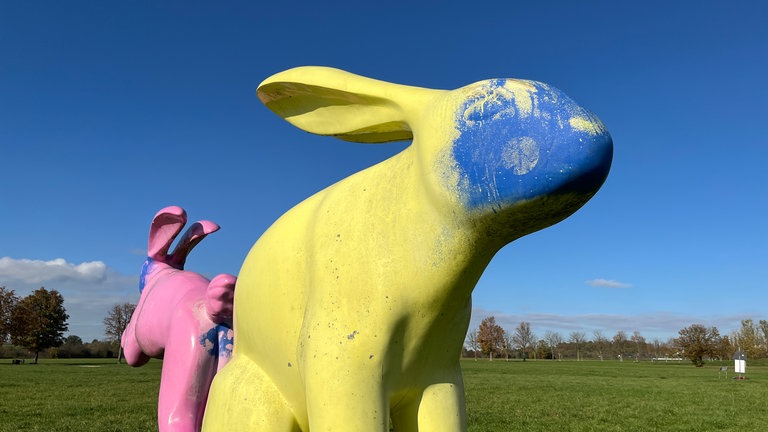 Ein Sitz- und ein Flitzhase von welchen die Farbe abblättert.