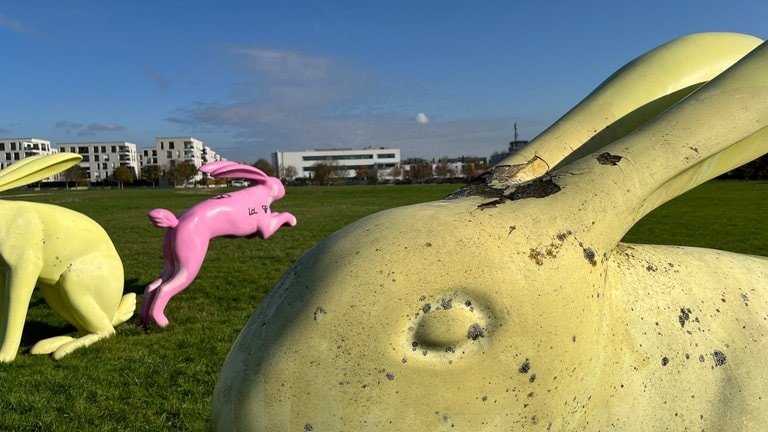 Bei einem der Sitzhasen im Scharnhauser Park in Ostfildern blättert die Farbe ab.