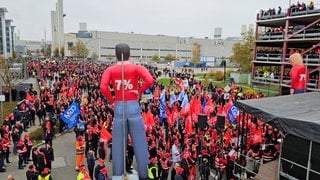 Tausende Menschen beteiligen sich laut Gewerkschaft IG Metall bei Mercedes-Benz in Sindelfingen an einem Warnstreik.