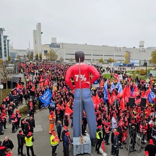 Tausende Menschen beteiligen sich laut Gewerkschaft IG Metall bei Mercedes-Benz in Sindelfingen an einem Warnstreik.