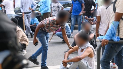 Eine Gruppe von Menschen wurde im September 2023 nach Ausschreitungen bei einer Eritrea-Veranstaltung in Stuttgart von Polizistinnen udn Polizisten eingekesselt. Bis zu 200 Personen sollen die Einsatzkräfte mit Steinen, Flaschen und Holzlatten angegriffen haben.