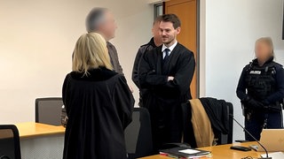 Das Oberlandesgerichts Stuttgart hat einen 56-Jährigen (2. von links) wegen vier Verstößen gegen das Außenwirtschaftsgesetz in Verbindung mit dem Russland-Embargo der EU zu sieben Jahren Haft verurteilt.