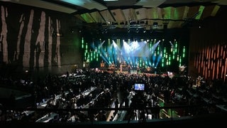 Der Saal der Liederhalle ist beleuchtet für den Landespresseball und viele Politiker und Jouralisten. 