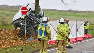 Der Lieferwagen prallte an der B10 bei Schwieberdingen mit viel Wucht gegen einen Baum - der Fahrer starb. 