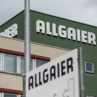 Das Logo des Autozulieferers Allgaier ist an einem Gebäude am Unternehmessitz in Uhingen zu sehen.