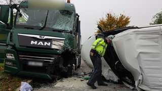 Tödlicher Unfall bei Nürtingen: Auf der Bundesstraße ist ein Kleintransporter mit einem LKW kollidiert.