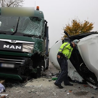 Tödlicher Unfall bei Nürtingen: Auf der Bundesstraße ist ein Kleintransporter mit einem LKW kollidiert.