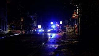 Polizeifahrzeuge stehen bei Nacht auf der Hohenstaufenstraße in Göppingen. 