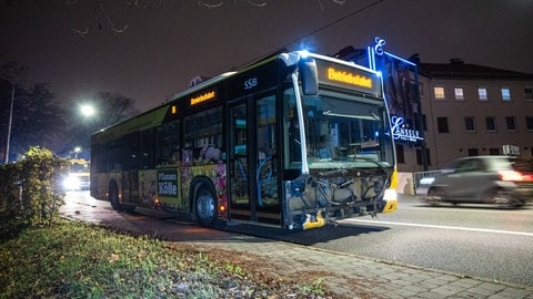 Beim Unfall hat der Linienbus der SSB einen leichten Frontschaden davongetragen.