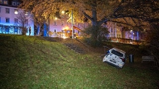 Bus kollidierte mit einem PKW, Durch den Aufprall wurde der PKW nach rechts in einen Busch und schließlich einen Abhang hinunter gedrückt. 