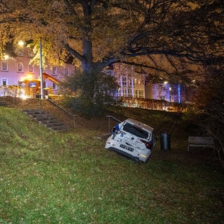 Bus kollidierte mit einem PKW, Durch den Aufprall wurde der PKW nach rechts in einen Busch und schließlich einen Abhang hinunter gedrückt. 