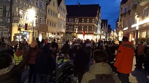 Eltern ziehen mit ihren Kindern in einem Demonstrationszug durch Marbach. Sie kritisieren die geplante Erhöhung der Kita-Gebühren.