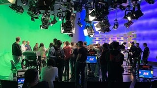 Schülerinnen und Schüler besuchen beim ARD-Jugendmedientag ein Fernsehstudio in Stuttgart.