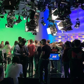 Schülerinnen und Schüler besuchen beim ARD-Jugendmedientag ein Fernsehstudio in Stuttgart.