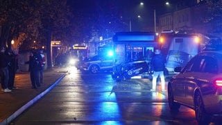 Polizeifahrzeuge mit Blaulicht und drei beschädigte Busse stehen am Zentralen Omnibusbahnhof (ZOB) von Ludwigsburg. 